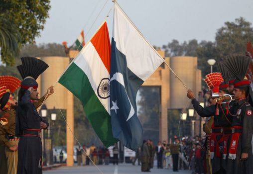 India and Pakistan army holding respective flags