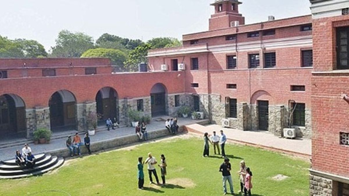 10-things-which-prove-you-are-Delhi-University-student